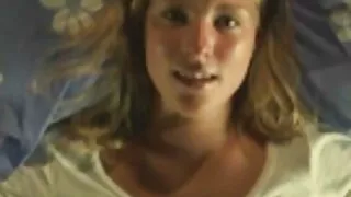 Emil Emillis on sugu laual ja toolil. seks video gratis