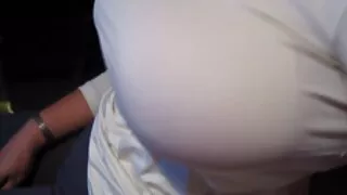 Võluv porno seks mam masturbeerib vannitoas kuni meeletu orgasmini.