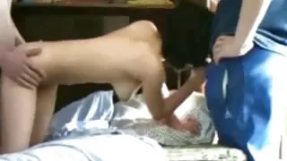 Brünett fucks koos dogi seks tšehhi ja saab cum.