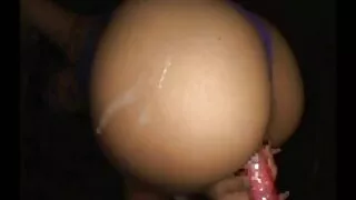 Prokuröri rollis, kes kepib super video seks tüdrukut diivanil.