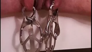 Turvamees rebib brüneti maha, surudes ta jämedalt laua sex na plazi porno juurde.