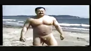 Nicole seks khareji Aria lakub tema tuss lauale ja saab perses toolil.