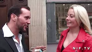 Taksojuht veenab reisijat seksima. blonde seks