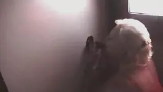 Ta seks porno babi lööb oma kasuvenna riista huulte ja tussiga.