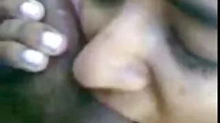 Tüdruk dogi seks kiusab kaamera ees olevat kapuutsi.