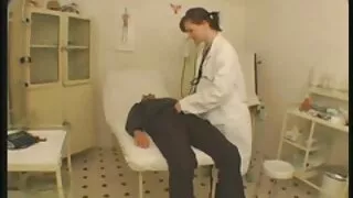 Tüdruk porno seks vidjo patsid undresses ja masturbates.